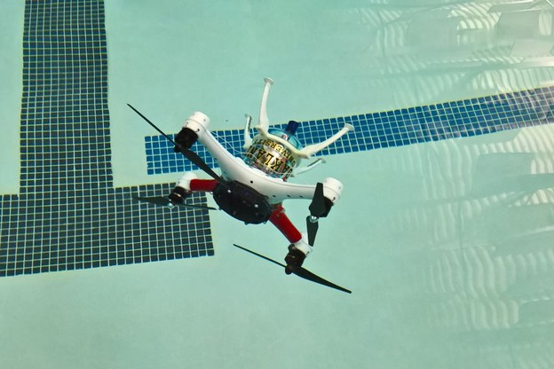 VIDEO: Dron koji može letjeti, plivati i roniti