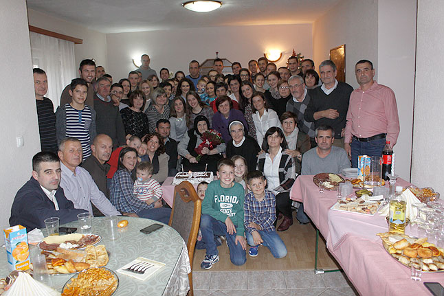 Baka Iva Ćavar sa svojom djecom, unucima, praunucima i u krugu obitelji proslavila 90. rođendan