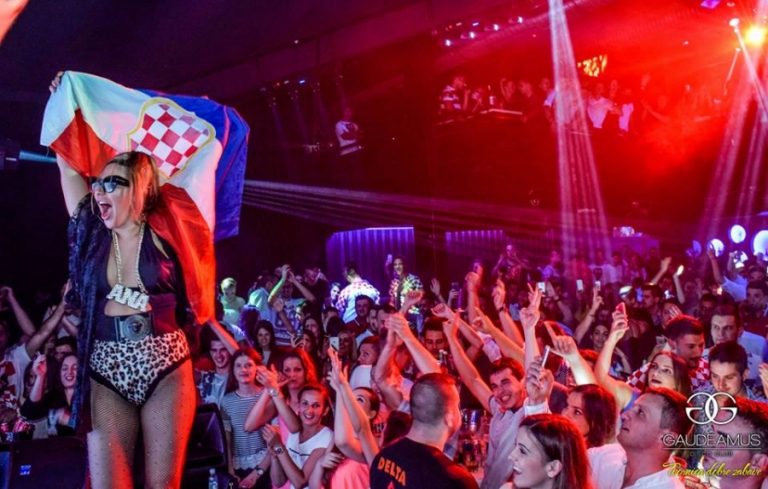 “CIGANSKO” DOMOLJUBLJE: Srpska pjevačica u Posušju tješila hrvatske navijače ogrnuta „šahovnicom“