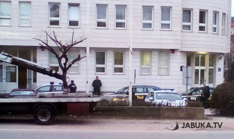 Taxi iz Mostara doveo strane državljane ravno do pred zgradu Policijske uprave Široki Brijeg