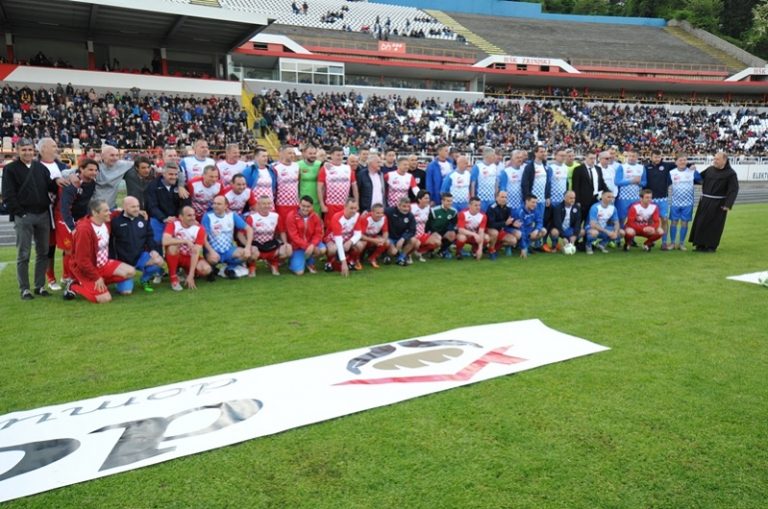 FOTO: Humanitarna utakmica za studentski dom Dompes u Mostaru – Vatreni pokazali veliko srce