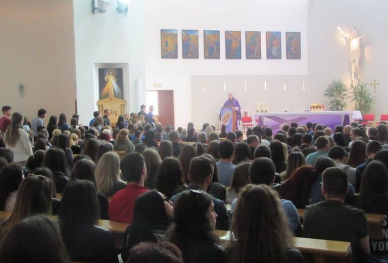 Oko 2500 maturanata iz dalmatinskih (nad)biskupija na susretu na Humcu u Ljubuškom