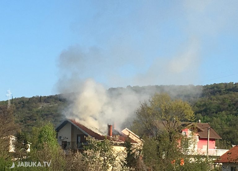 Požar ugašen, izgorio krov i potkrovlje obiteljske kuće u Širokom Brijegu