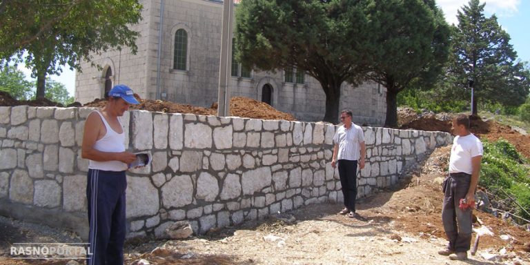 Kamenoklesarski radovi oko župne crkve na Rasnu