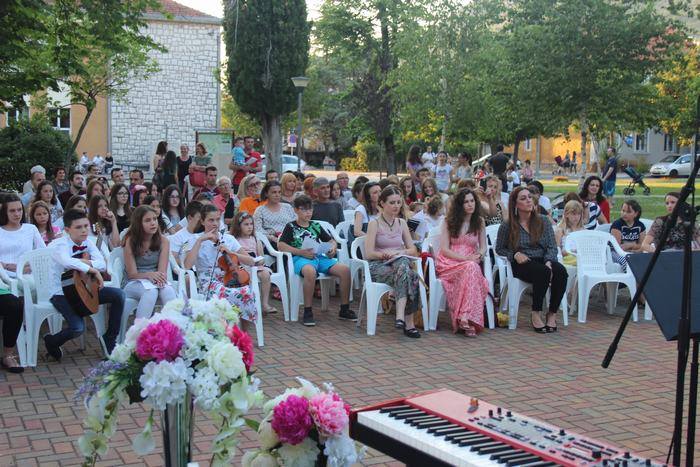 Osnovna glazbena škola Ljubuški održala u Gradskom parku koncert ”Glazbena šetnja”