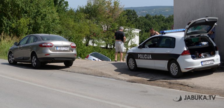 Novi udes u Knešpolju – Golf završio u jarku, ozljeđeni u SKB Mostar