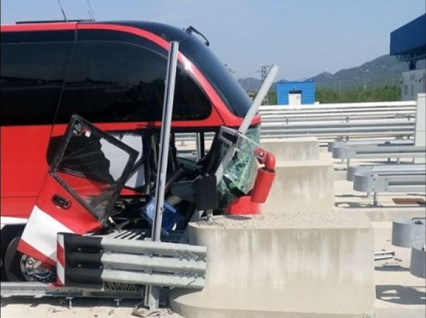 Talijanski autobus se zabio u betonski blok na ulazu u BiH na GP Bijača
