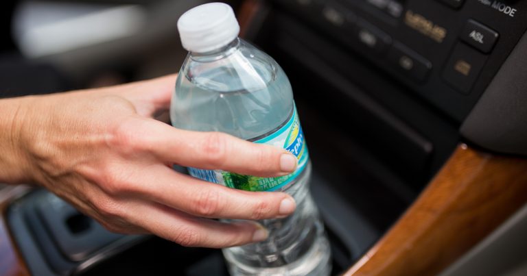 Štetnost konzumacije vodu iz plastične boce koja je stajala u autu