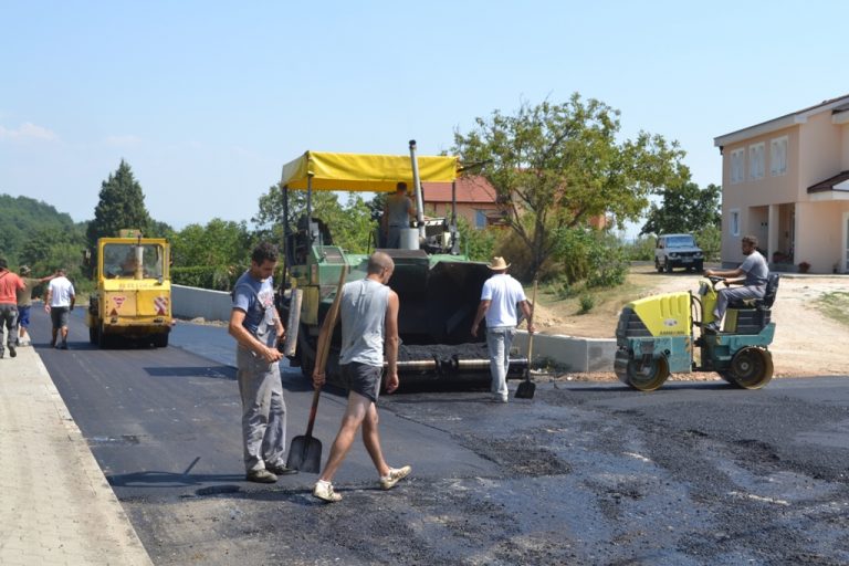 FOTO: Dolaze nam turisti iz Njemačke – Dionica od škole na Lisama do zaobilaznice presvučena novim asfaltom