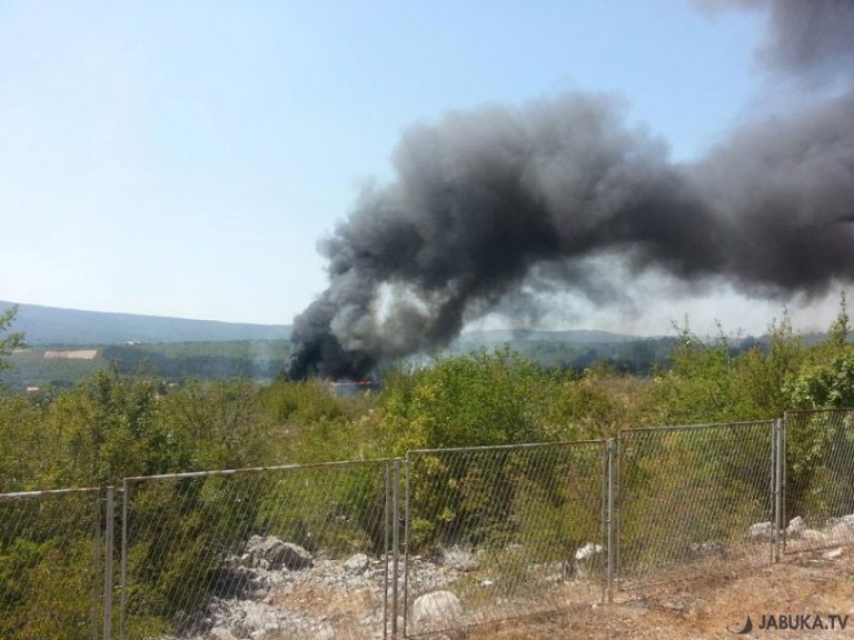 Lokaliziran požar u Knešpolju koji je prijetio firmama u Industrijskoj zoni