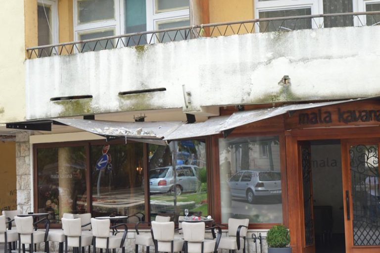 Dio fasade u centru Ljubuškog obrušio sa zgrade i pao na tendu kafića ispod koje su bili gosti