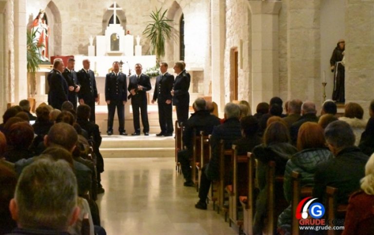 VIDEO: Klapa Sveti Juraj HRM održala veličanstven koncert u prepunoj grudskoj crkvi svete Katarine