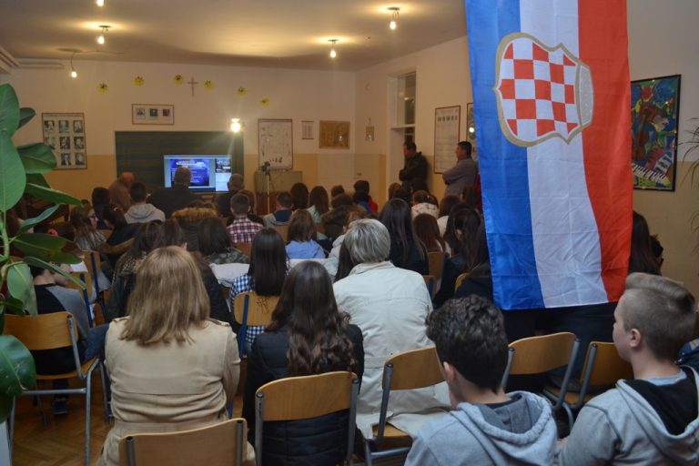 VIDEO: Videokonferencijom povezane škole u Širokom Brijegu, Vukovaru i Chichagu
