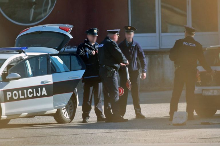 Policajci iz Posušja zaustavili lika koji je 9 migranata iz Iraka utrpao u vozilo i pranirao prošvercati u Hrvatsku!