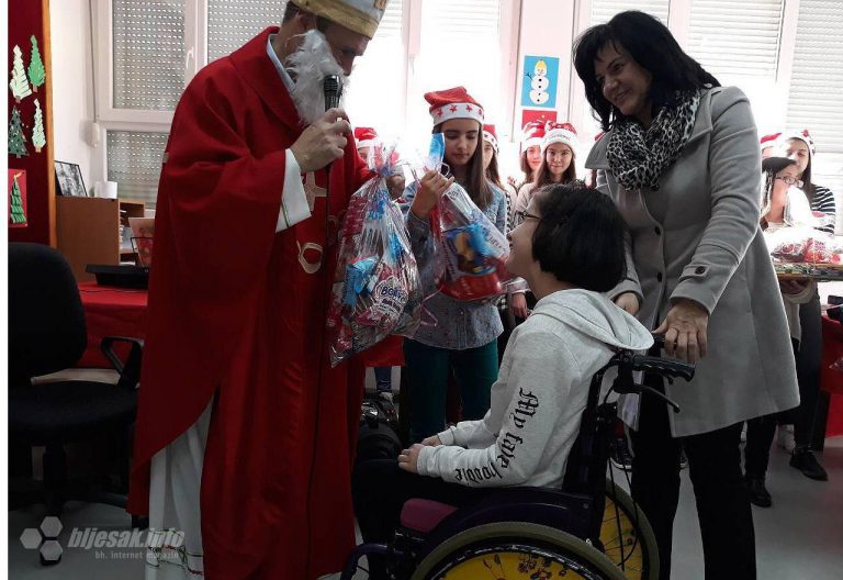 FOTO: Sv. Nikola razveselio odjel učenika s obrazovnim poteškoćama Prve osnovne škole u Širokom Brijegu