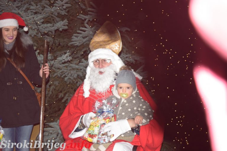 FOTO: Sv. Nikola i božićne jaslice razveselili mlade Širokog Brijega