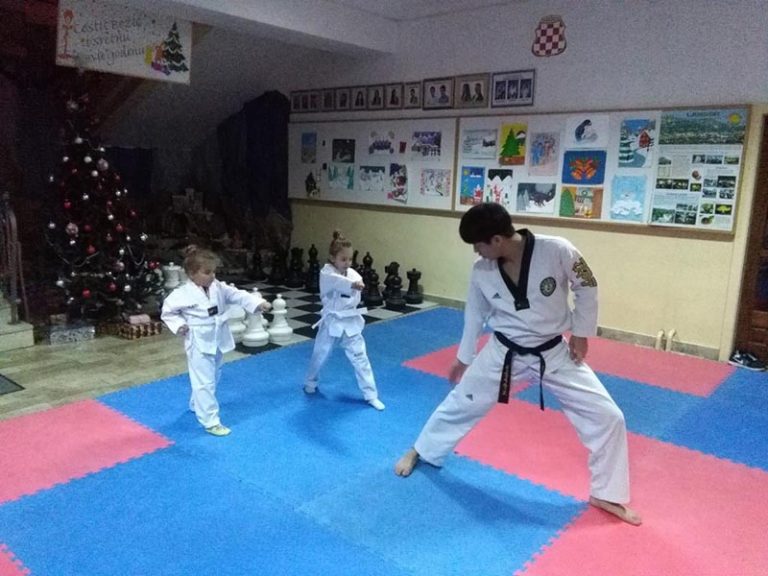 Mladi majstor iz Koreje uči djecu taekwondo u Ljubuškom