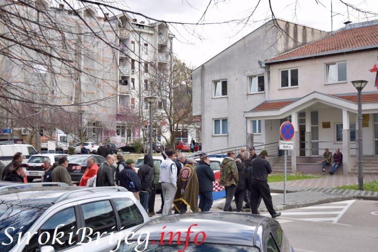 VIDEO/FOTO: Policija privela branitelja s Bijače, ostala ekipa “skočila” pa blokirala PU u Ljubuškom!