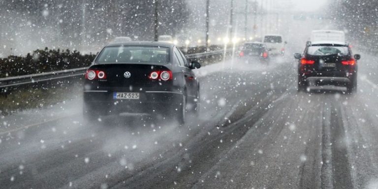 Kako po zasnježenim, ledenim i mokrim cestama voziti sigurno?