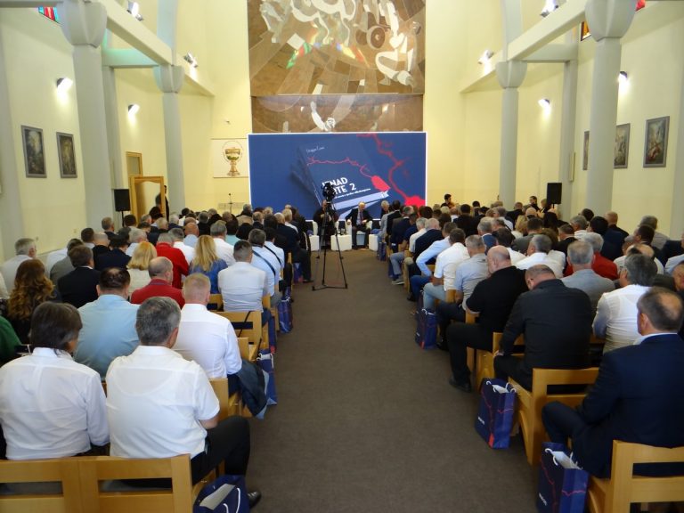 FOTO: Dobročinitelj Dragan zaklonio oltar i sa fratrima usred crkve predstavljao svoje političke priče!!