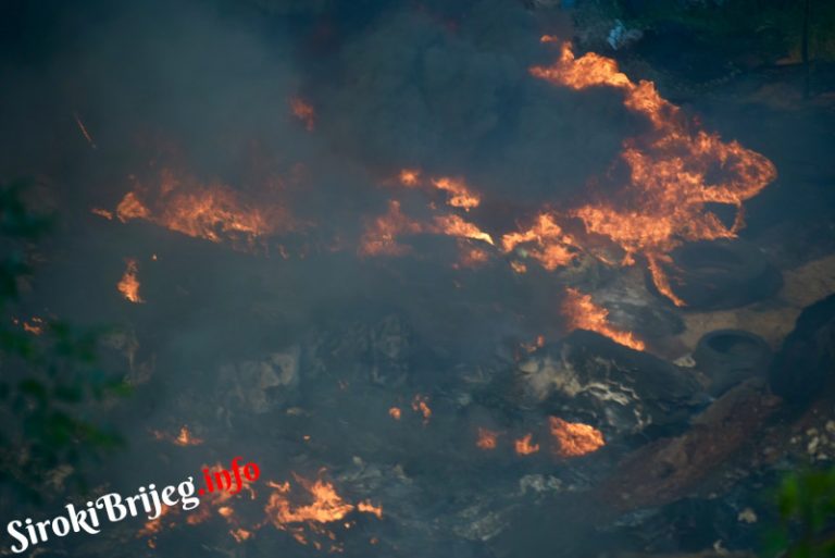 UZNEMIRUJUĆI VIDEO: Ekološka katastrofa i crni dim spaljenih guma nadvio se nad Širokim Brijegom!