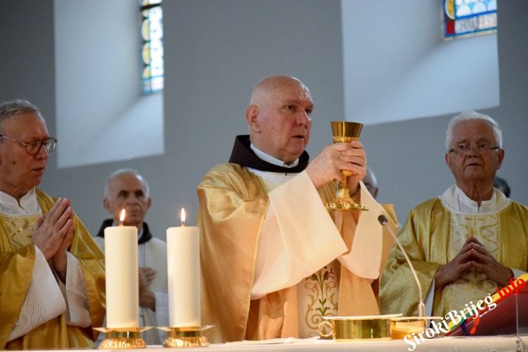 VIDEO/FOTO: Fra Vitomir Musa u crkvi na Brigu proslavio 50 godina svećeništva