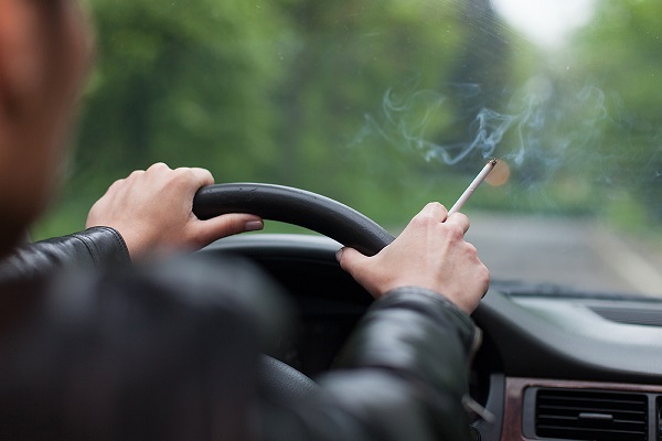 Kako se riješiti mirisa dima cigareta u automobilu?