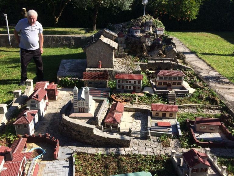 FOTO: Zanimljiv i neobičan hobi Hrvoja Mišetića iz Ljubuškog: Napravio maketu sela u dvorištu kuće