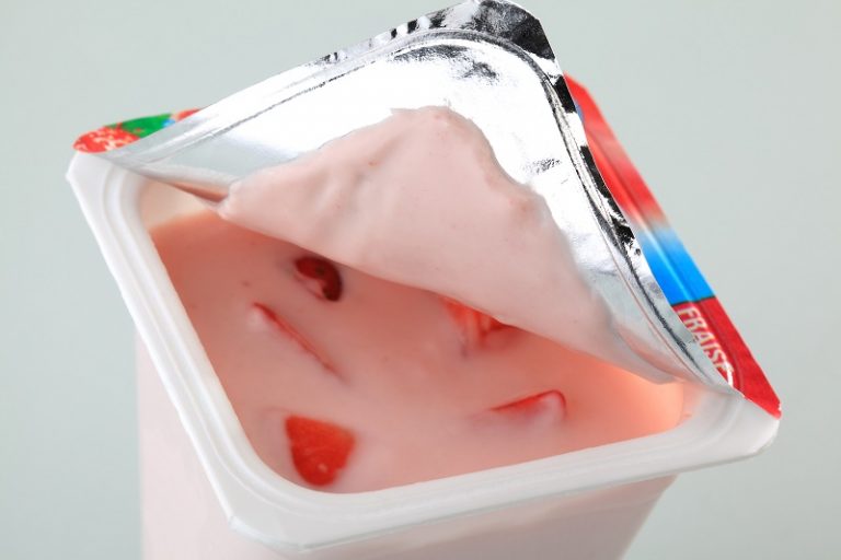 Je li štetno lizati poklopac jogurta?