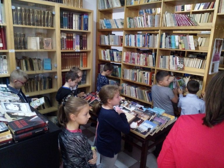 Ljubuški učenici trećih razreda osnovne škole posjetili Knjižnicu Ljubuški, u okviru akcije „Čitaj i ti“