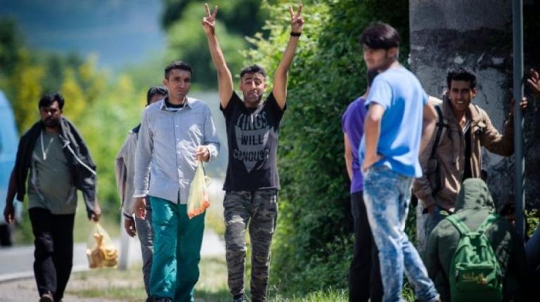 Više od 3.300 izbjeglica i migranata uskoro će “lutati” po BiH jer ih se nema gdje smjestiti!