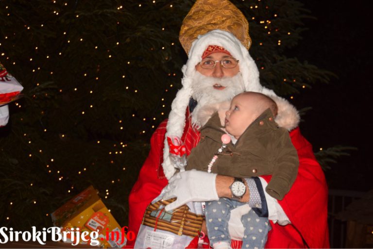 FOTO: Sveti Nikola u Širokom Brijegu razveselio sve mališane s poklonom, moj ove godine promašio, ali sviđa mi se!