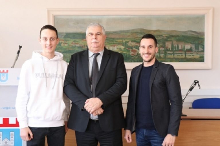 Luka Kvesić prije puta na Europsko prvenstvo u karateu posjetio gradonačelnika Kraljevića