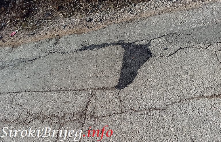 FOTO: Zahvala mještana Dužice – Njive Gradskoj vlasti na ideji (ZA)krpanja rupa na cesti