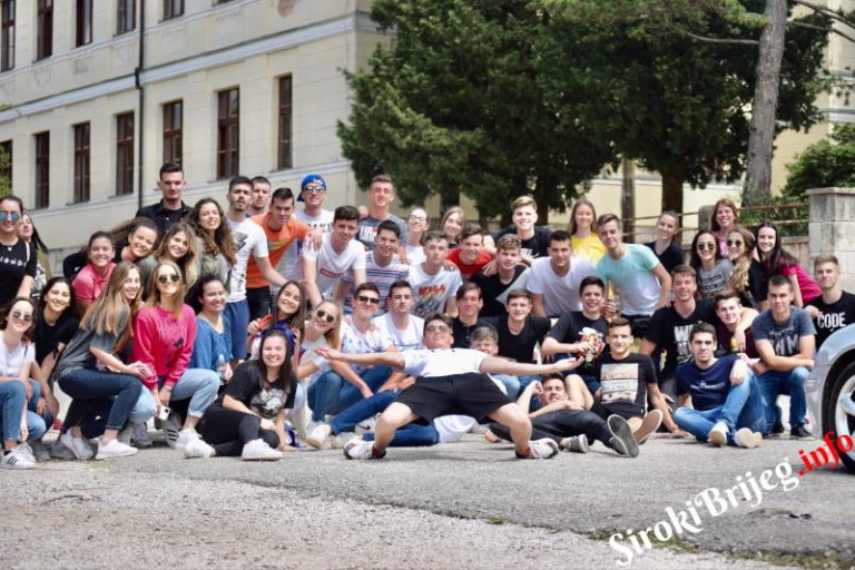 VIDEO/FOTO: Posljednje okupljanje 64. generacije maturanata Gimnazije fra Dominika Mandića ispred škole na Brigu!