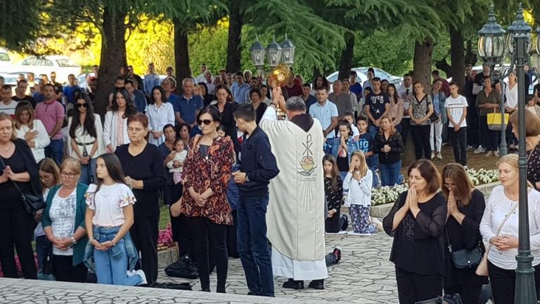 FOTO: Mnoštvo vjernika i hodočasnika na obilježavanja blagdana Tijelova u Ljubotićima