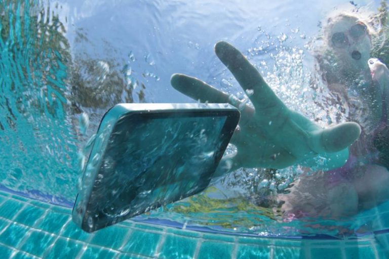 Kako spasiti pametni telefon koji je pao u vodu ili more?