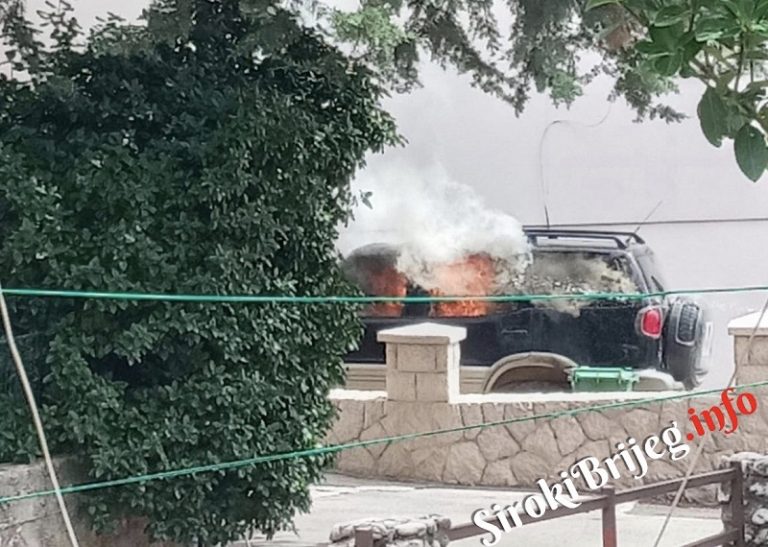 FOTO: Usred dana, u centru Posušja, namjerno zapaljeno osobno vozilo!