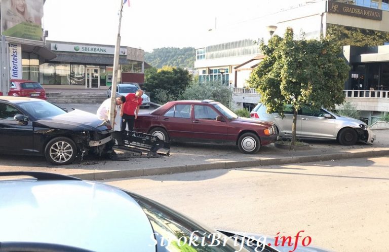 FOTO: Porazbijao dva auta u centru Širokog Brijega i pobjegao s mjesta nesreće!