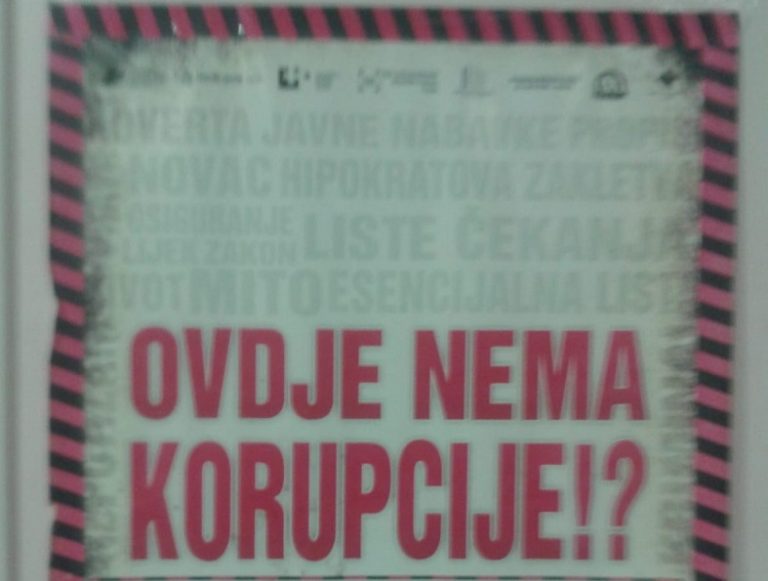 U leglu mita i korupcije, u zgradi SKB Mostar na zidu stoji nalijepljen šaljivi plakat – “Ovdje nema korupcije“