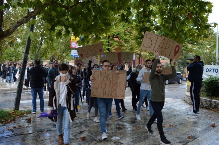 VIDEO: Stotine studenata na prosvjedu u Mostaru zbog online nastave te cijene školarina