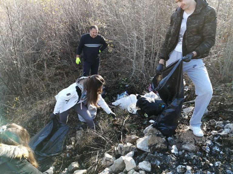 20-ak volontera uklonilo oko 150 vreća raznovrsnog otpada u selu Crne Lokve uz cestu prema Ljubotićima